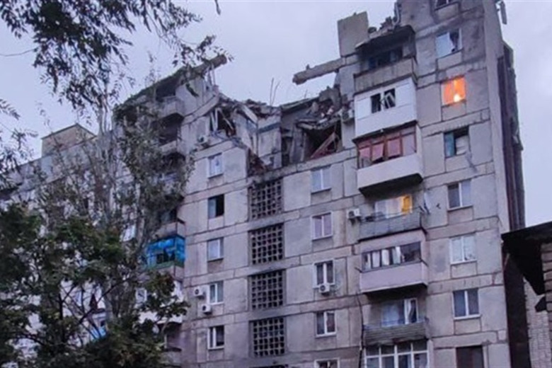 Ракетний удар по 9-поверхівці та тіла загиблих просто посеред вулиці. Це все відбувається в Торецьку
