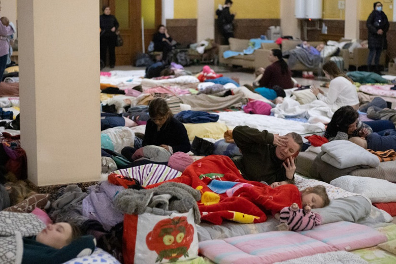Де ці міфічні біженці, які хочуть авокадо і лосося? Львівський залізничний вокзал у 10 фотографіях
