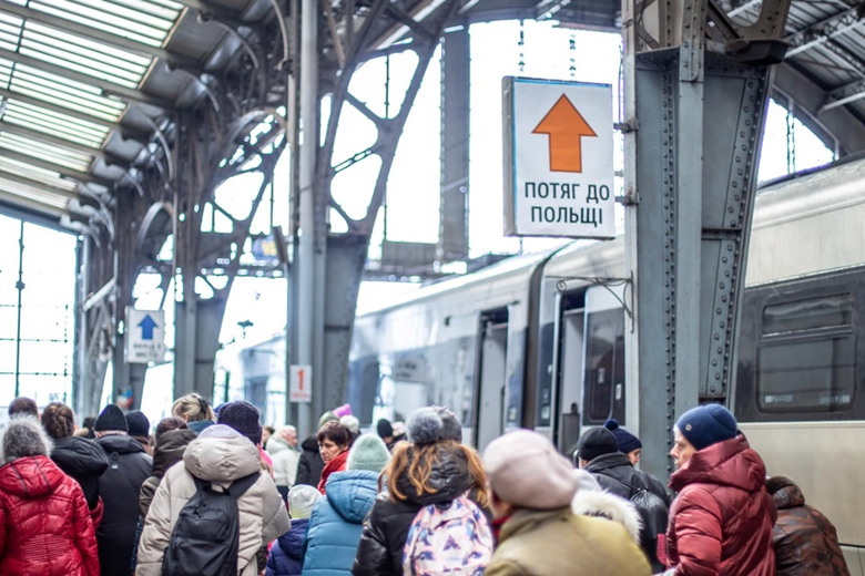 Можу винести вам чаю, але без дитини не пущу. Волонтер про роботу на львівському вокзалі