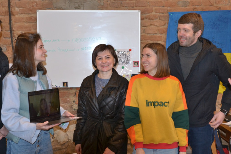20 прихистків, 342 анкети евакуйованих, 10 гумконвоїв. Як працює волонтерський центр у Чернівцях