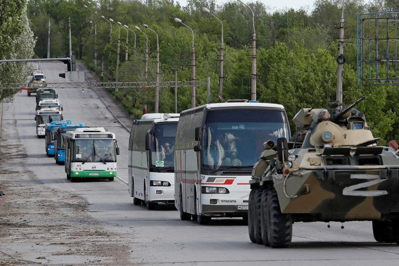 Щонайменше 7 автобусів із захисниками Маріуполя виїхали з Азовсталі