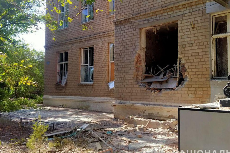 Пряме влучання у школу та авіаудари по селищу. Російська армія продовжує нищити український Нью-Йорк