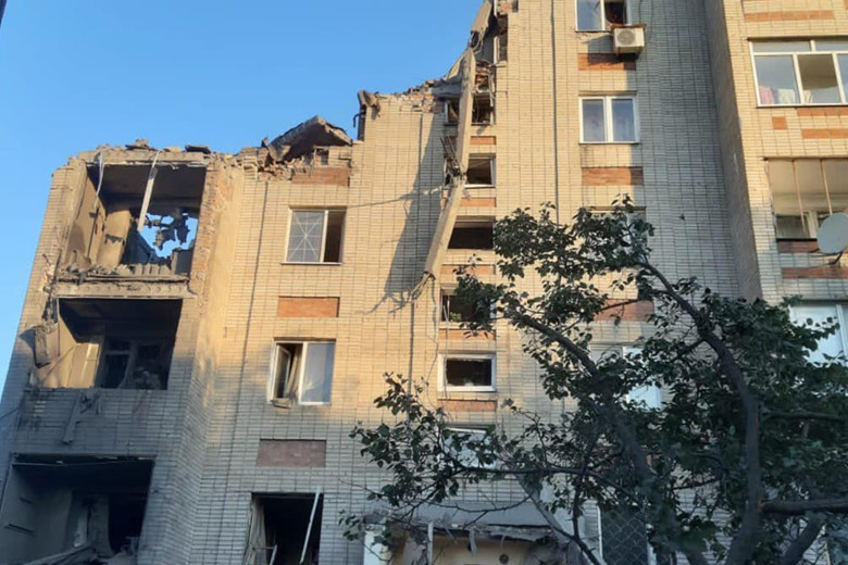 Вранці ворог цинічно вдарив по багатоповерхівці в Торецьку. Трьох людей врятовано з-під завалів