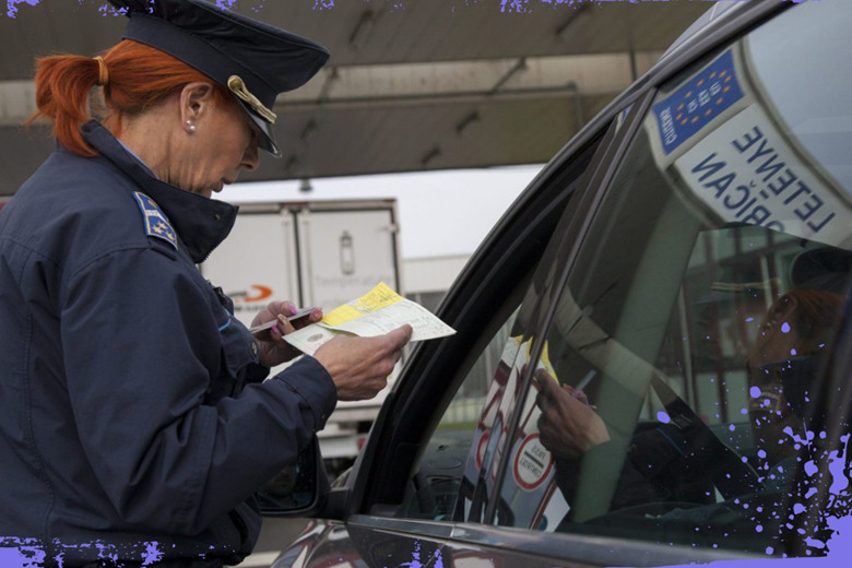 Я хочу евакуюватися за кордон на авто. Які документи для цього потрібні?