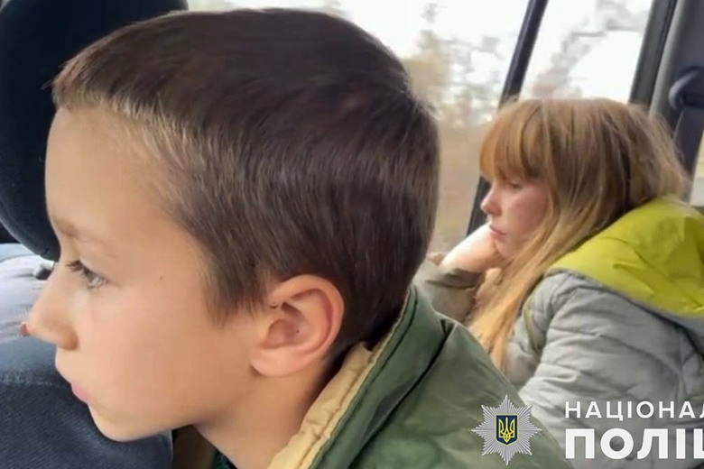 Евакуація з Донеччини: дітей, які осиротіли через російську війну, врятували поліція і волонтери