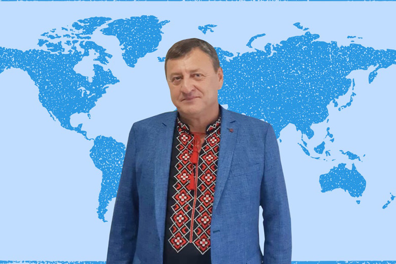 Відмовився працювати на окупантів, а тепер вчить дітей з-за кордону: історія директора з Херсонщини