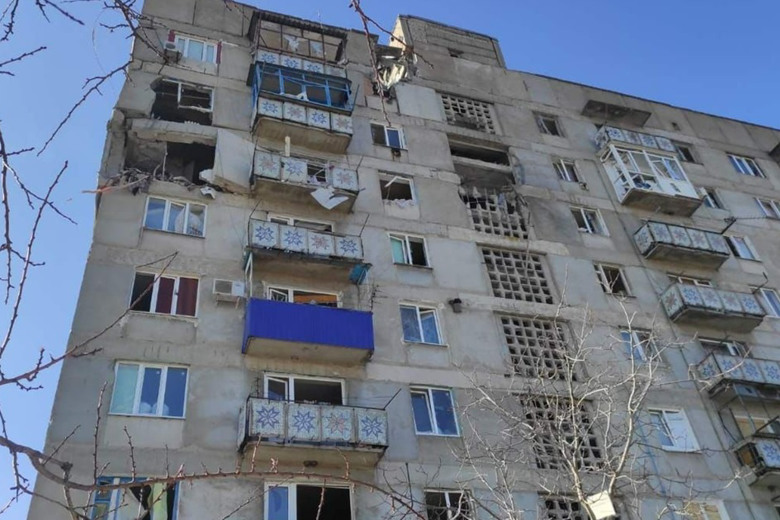 Снаряд окупантів влучив у 9-поверхівку в Нью-Йорку. Один під'їзд більше непридатний для життя