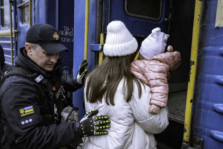 З Авдіївки евакуювали двох дітей: відео
