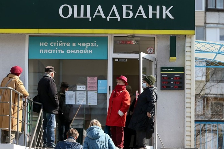 Уряд продовжив строк ідентифікації переселенців, що отримують виплати в Ощадбанку: чому? (оновлено)