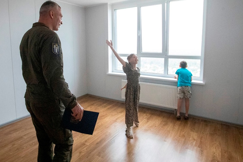 У Києві придбали 113 квартир для переселенців: хто там буде жити? (оновлено)