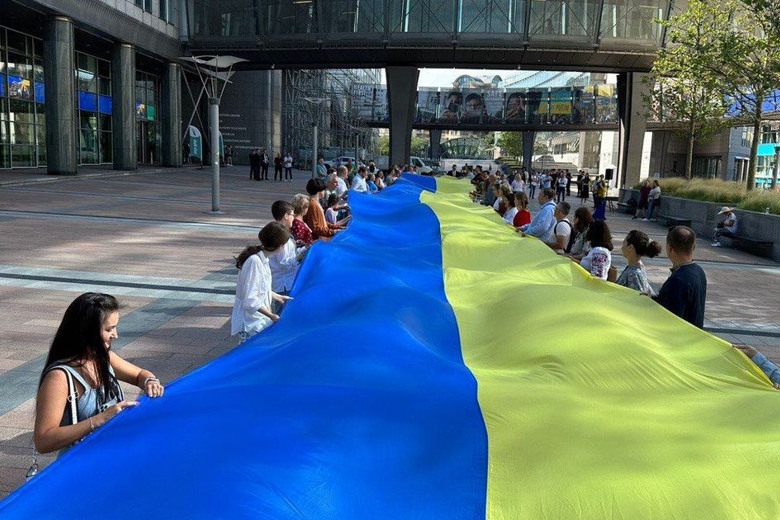 Український стяг розгорнули біля будівлі Європарламенту: фото, відео