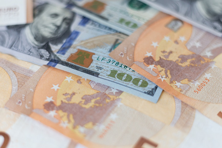 Українці витрачають за кордоном менше, ніж на початку року – Нацбанк України
