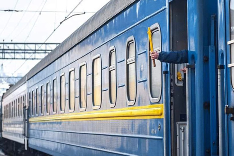 Укрзалізниця тимчасово подовжила маршрут нового поїзда до Польщі: до якого міста? (оновлено)