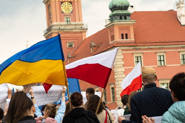 Польща планує скасувати фінансову допомогу евакуйованим українцям: що відомо?
