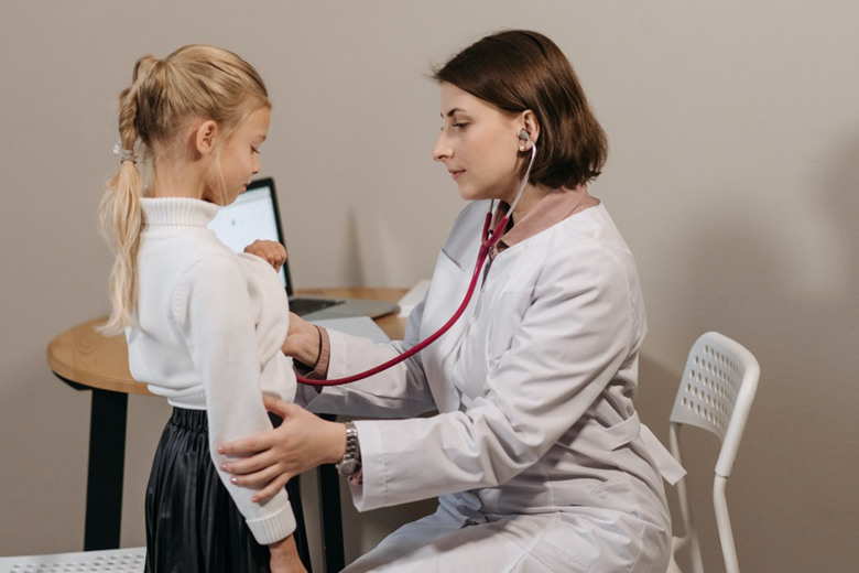 Молдова безкоштовно лікуватиме дітей-переселенців: яку медичну допомогу надаватимуть?