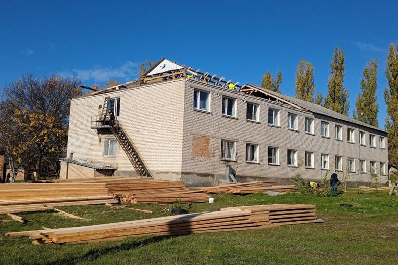 На Кіровоградщині ремонтують будівлю, в якій мешкають переселенці: коли завершать роботи?