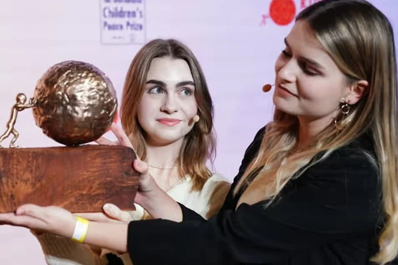 Українки отримали премію миру за розробку застосунків для допомоги переселенцям: деталі