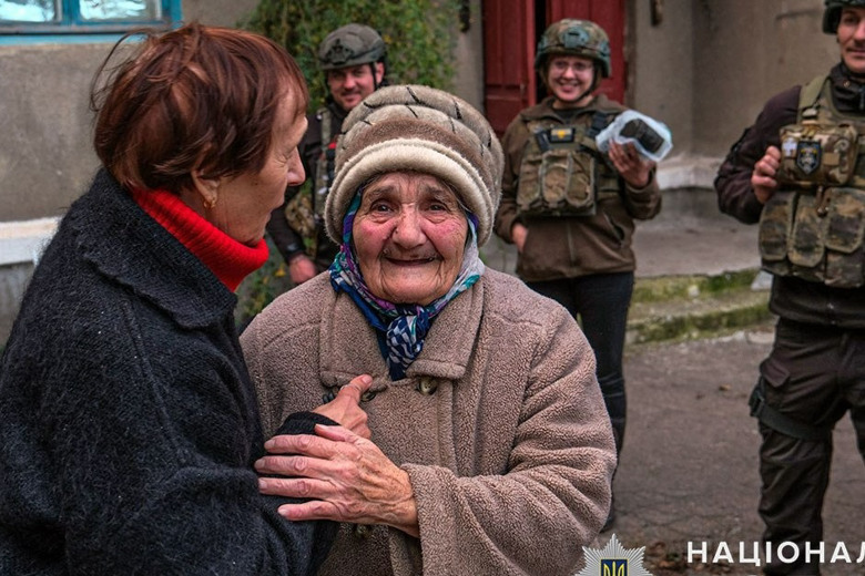 З Торецька евакуювали двох одиноких бабусь. Щемке відео показали правоохоронці