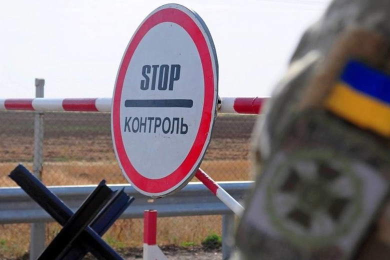 На кордоні з Польщею мікроавтобус з українцями зіштовхнувся з вантажівкою: деталі