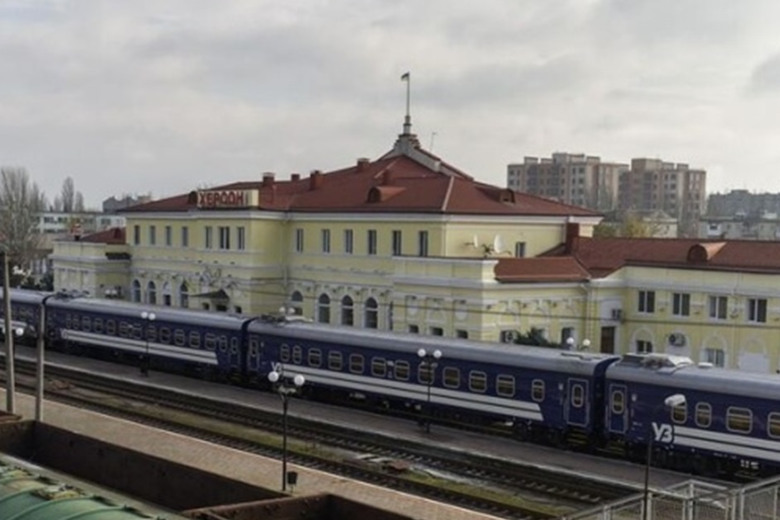 Росіяни обстріляли пасажирський поїзд у Херсоні: деталі