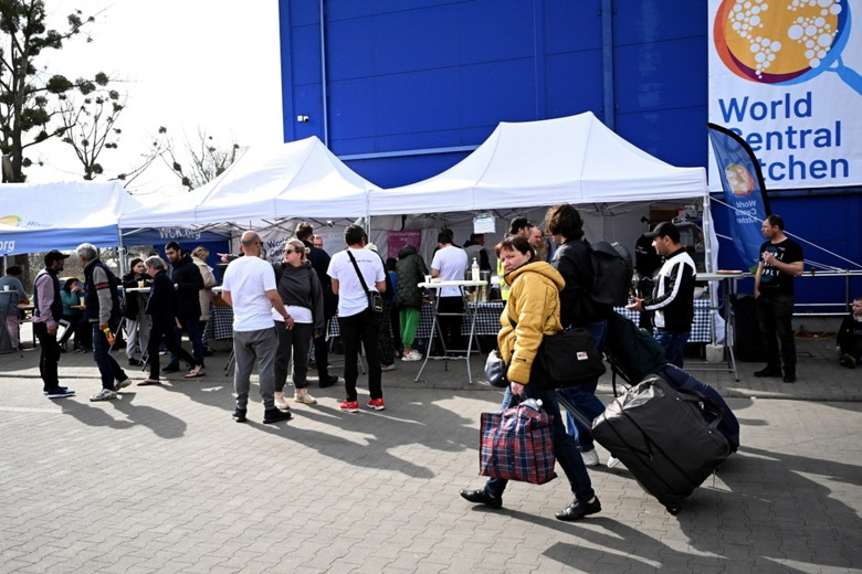 Передати в бюджет України. Володимир Зеленський про допомогу українським переселенцям за кордоном