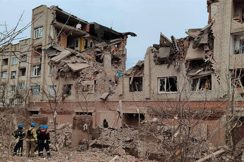 Щонайменше дві авіабомби скинули окупанти на Нью-Йорк. Під руїнами багатотоповерхівки — люди