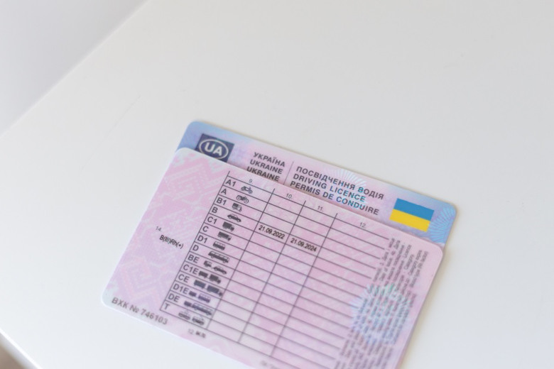 Українці за кордоном тимчасово не зможуть обміняти посвідчення водія: деталі