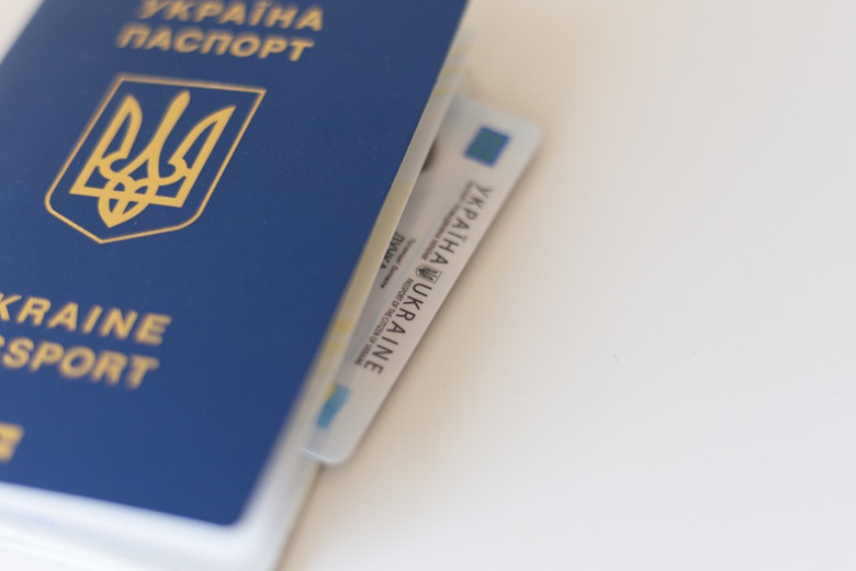 МЗС України призупиняє консульські послуги для чоловіків мобілізаційного віку: деталі