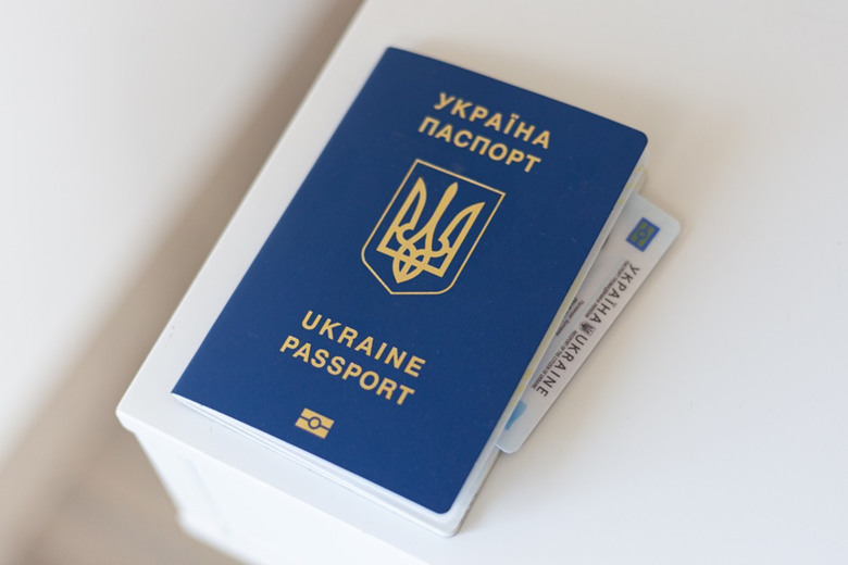 Консульські послуги для чоловіків призовного віку за кордоном: позиція ЄС
