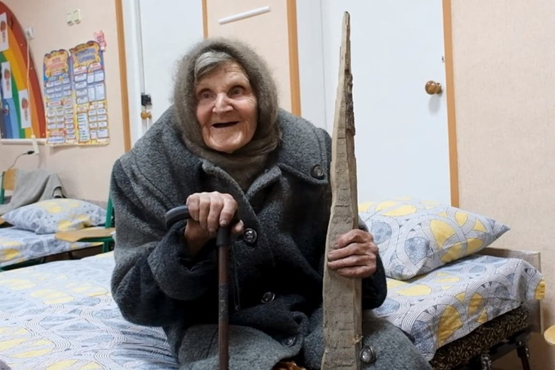 Monobank купив будинок 98-річній переселенці, яка вийшла з окупації: деталі (оновлено)