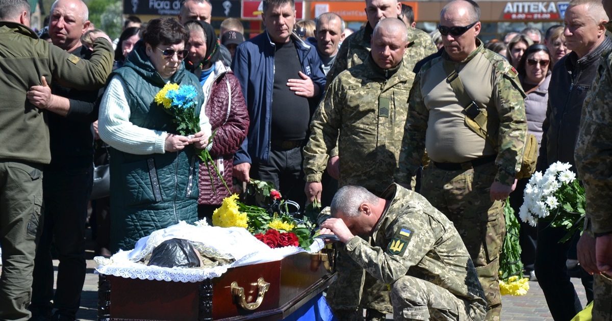 «Моє місце тепер там»: у Сарнах попрощалися з воїном Олександром Бойком
