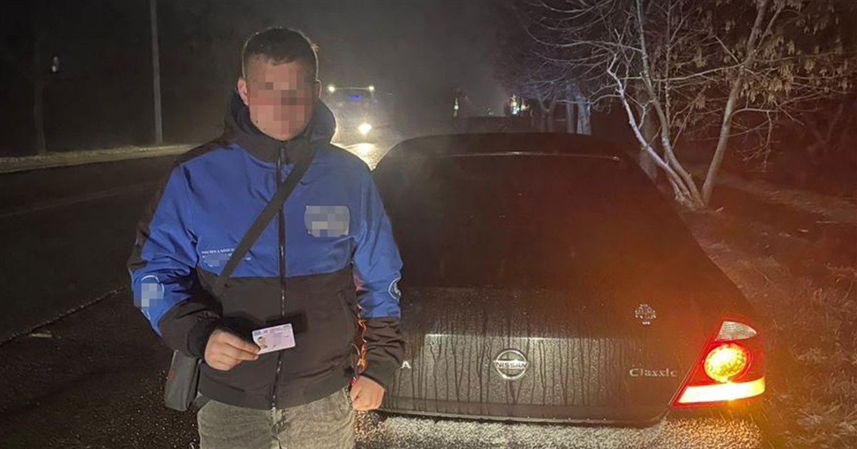 Нетверезий та з підробним посвідченням водія: у Звягелі поліцейські зупинили авто за порушення ПДР