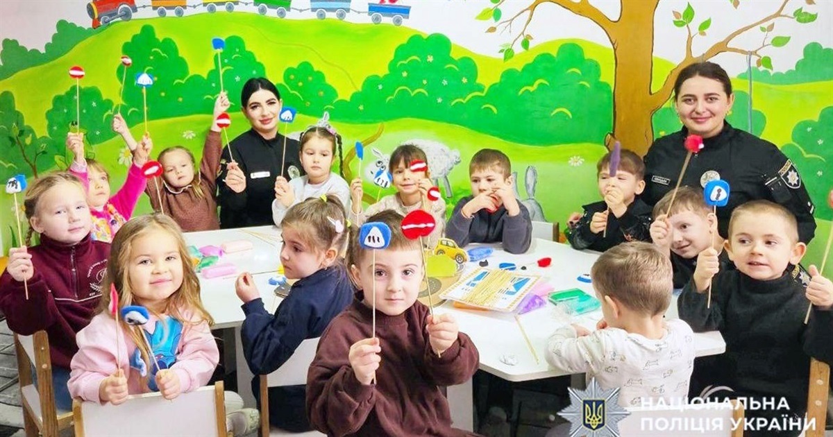 Урок безпеки в Полонному: поліцейські навчали дошкільнят правилам дорожнього руху