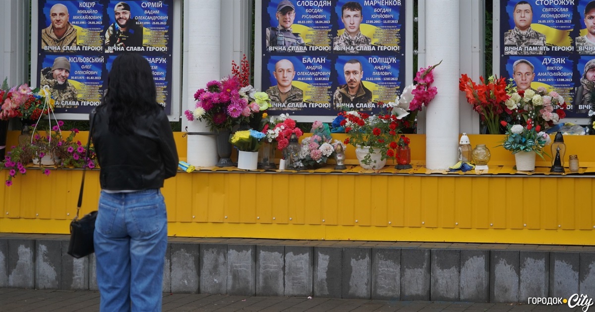П’ять пам’ятників та хвилина мовчання. Як у Городку розпочався День Незалежності України 2025