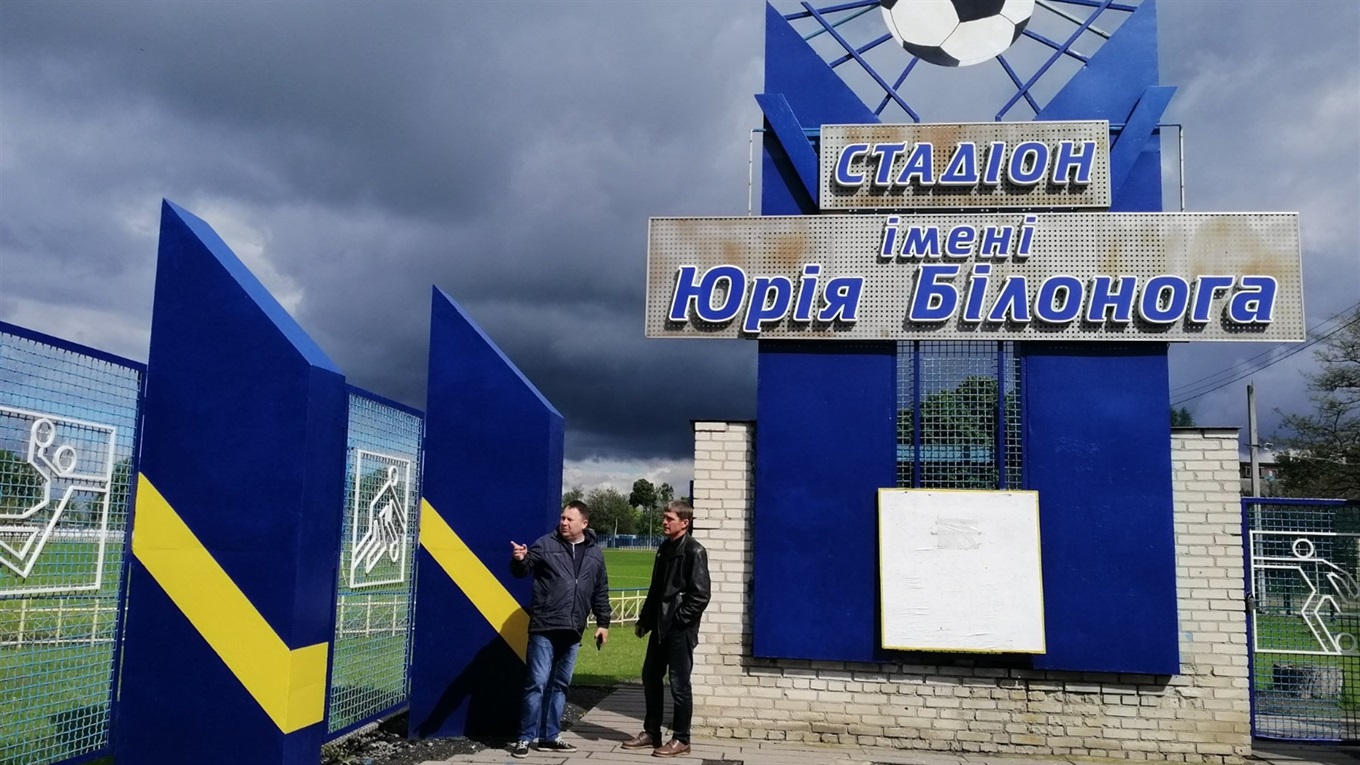 На стадіоні імені Юрія Білонога монтують нову трибуну