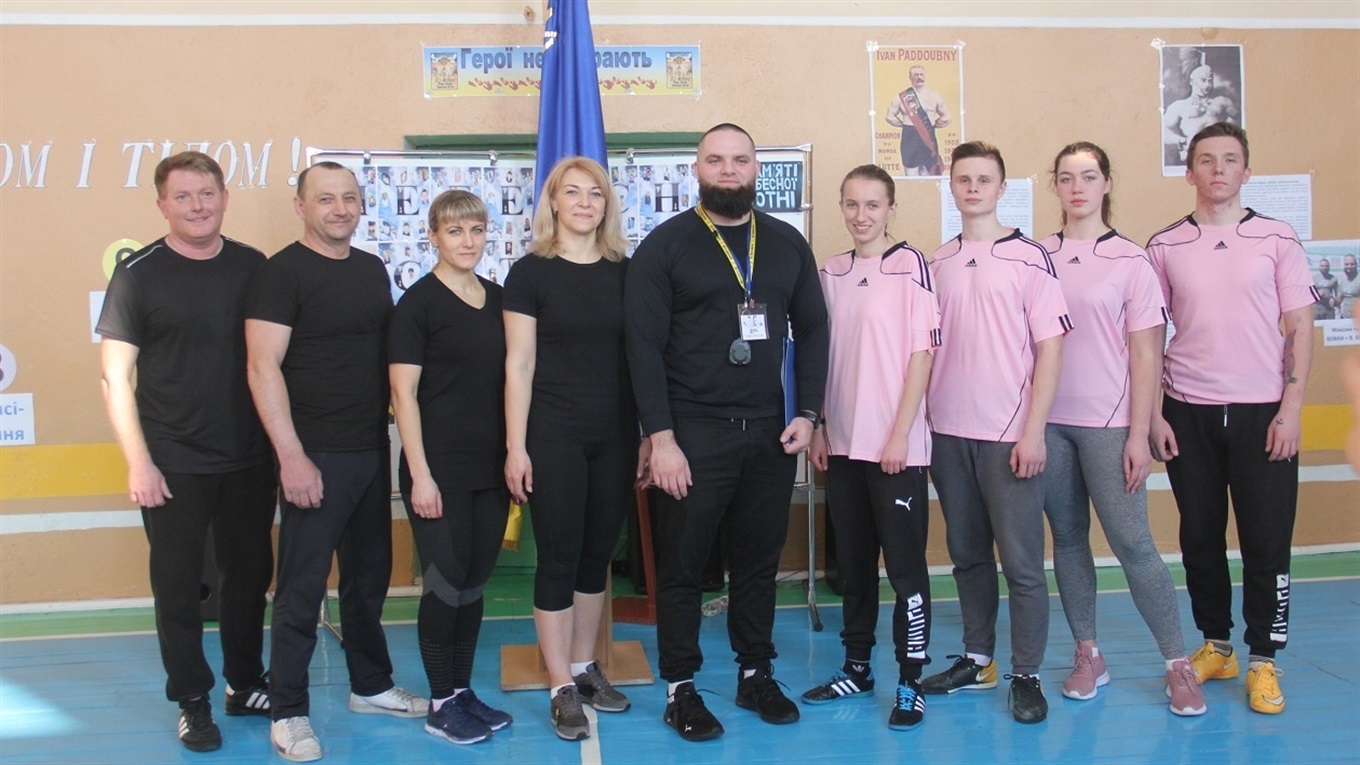 У школі № 3 міста Калинівки відбулися змагання з кросфіту: змагалися учні та учителі