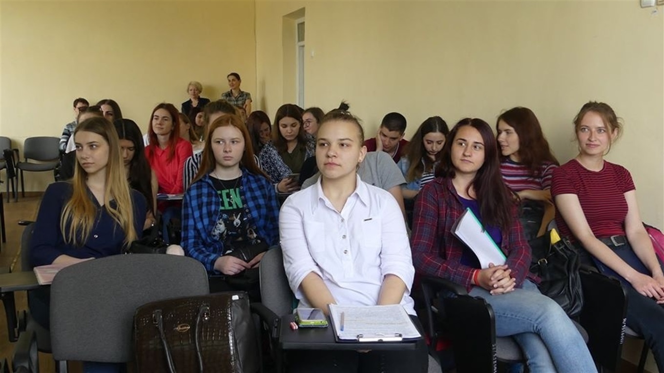 Студентам в прифронтовой зоне правительство назначило соцстипендию. Вот сколько заплатят