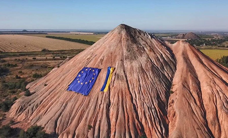 На териконі шахтарі розгорнули прапори України та ЄС