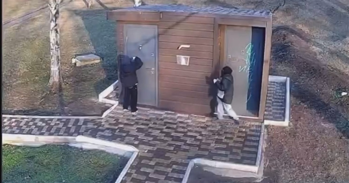 Вандалізм у Південноукраїнську: молоді люди розмальовують туалет у парку «Олімп». Хто вони?