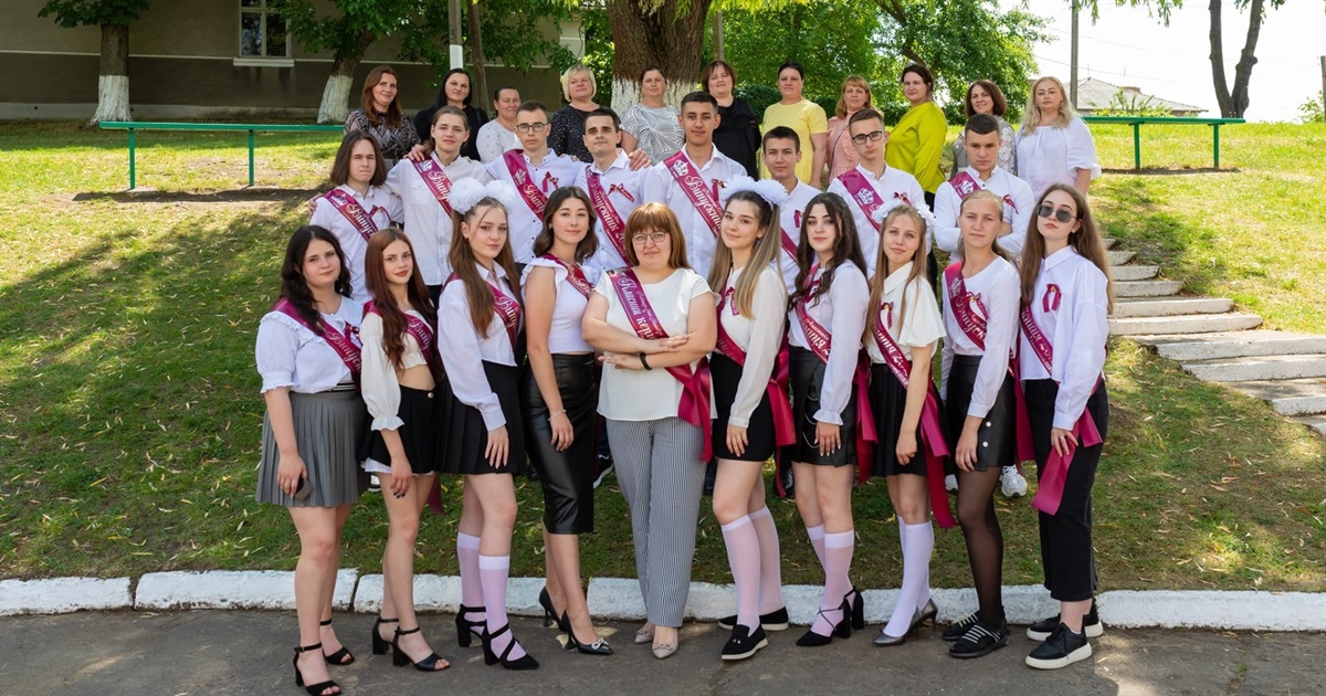 Випускники Ставчанської школи зібрали 12 тисяч гривень для підрозділу односельця