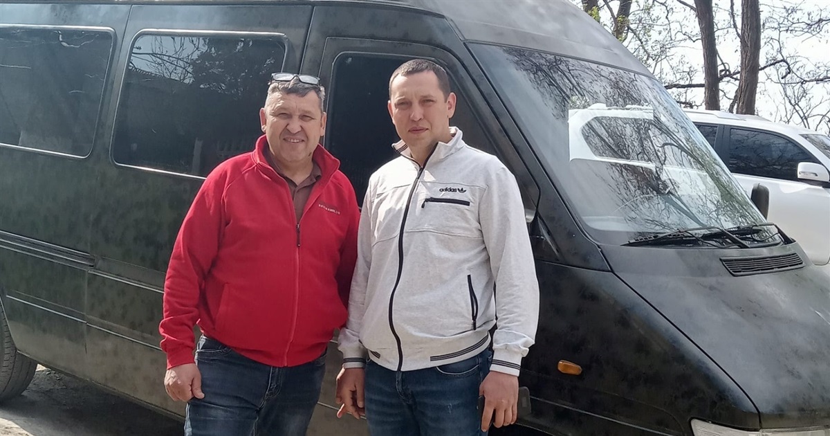 Батько й син – підприємці з Чортківщини відправили бус для військових ЗСУ