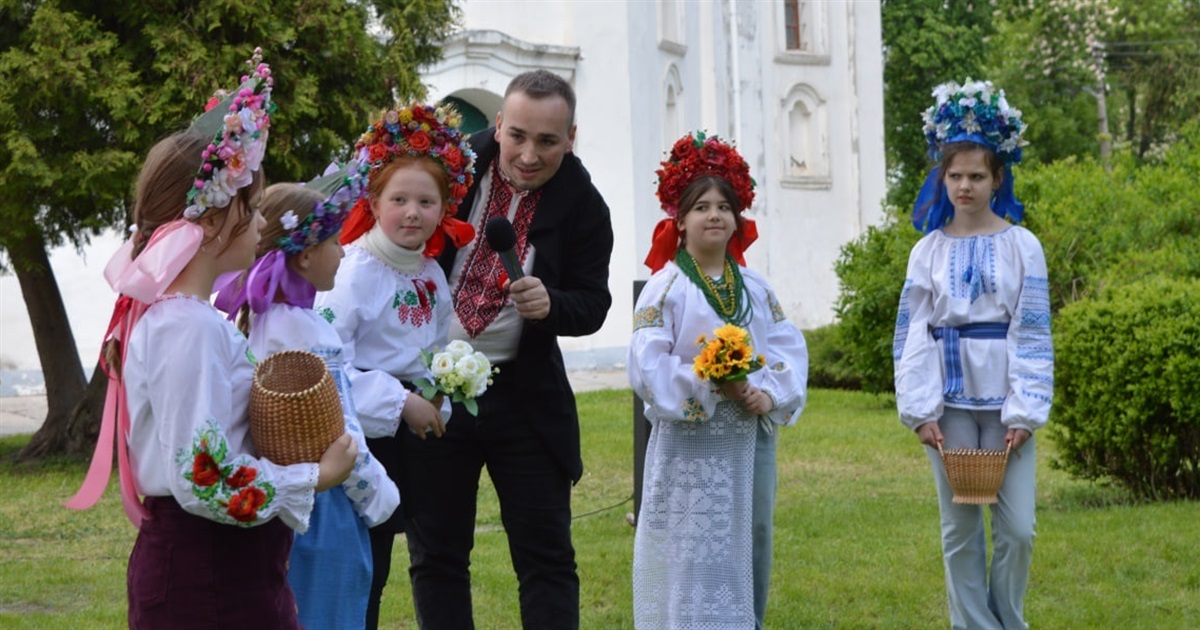 На "Вільному мікрофоні" у Переяславі До дня вишиванки показали дефіле "Я – україночка"