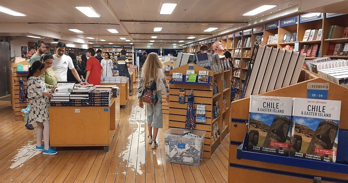Найбільша у світі плавуча книгарня на кораблі Logos Hope уже в Дубаї