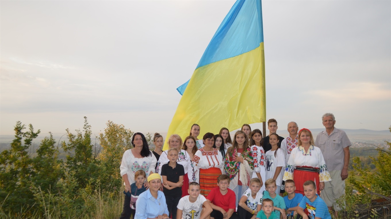 Великий прапор України встановили жителі села Ревне на горі Сповзь