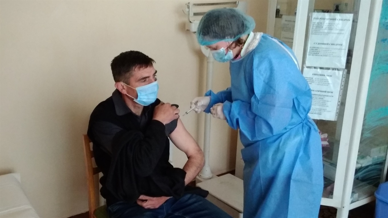 ​​​​​​​Переяславських педагогів вакцинували від COVID-19 у школі, а немічних – удома