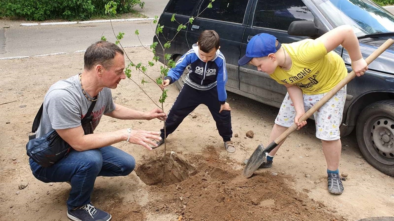 Мелитопольцы высадили деревья и кусты в память о героях, одолевших нацизм во Второй мировой войне