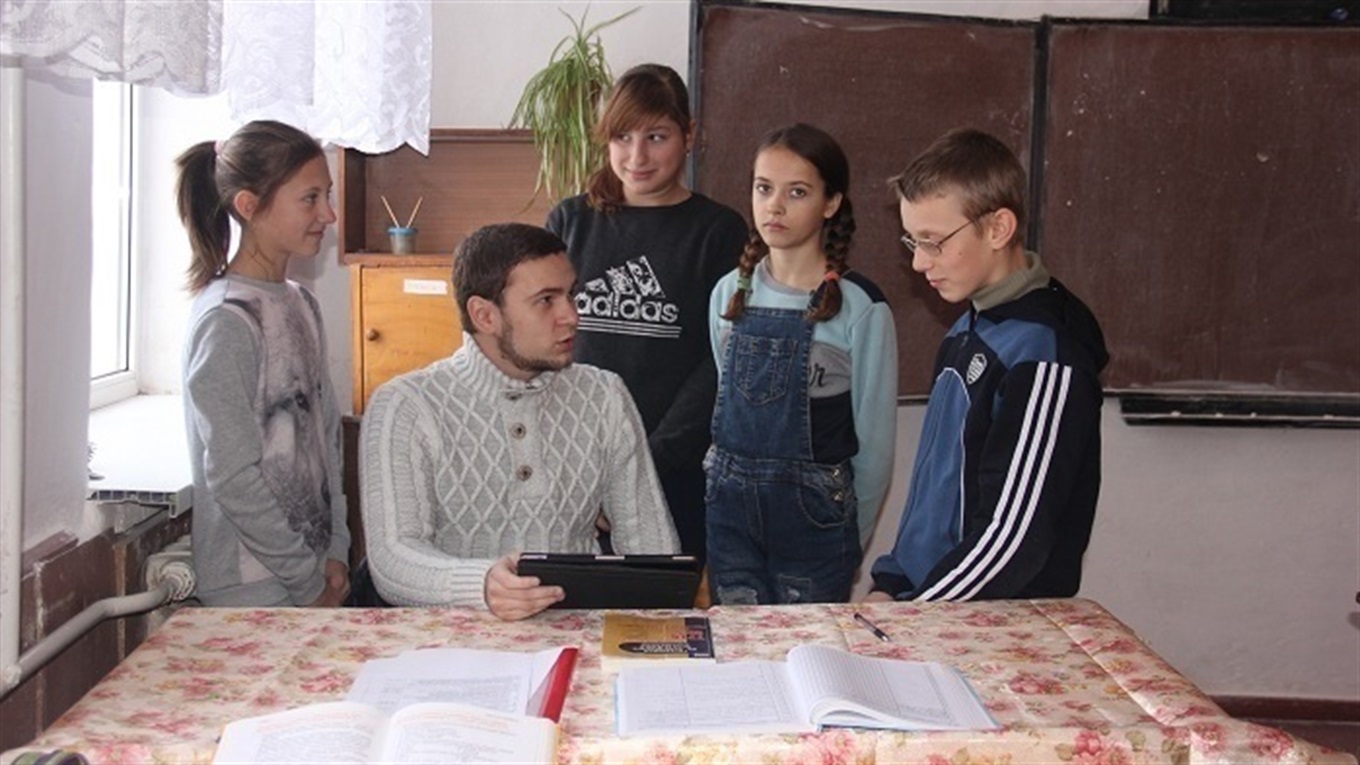 У Пикові молодий вчитель живе у шкільній бібліотеці