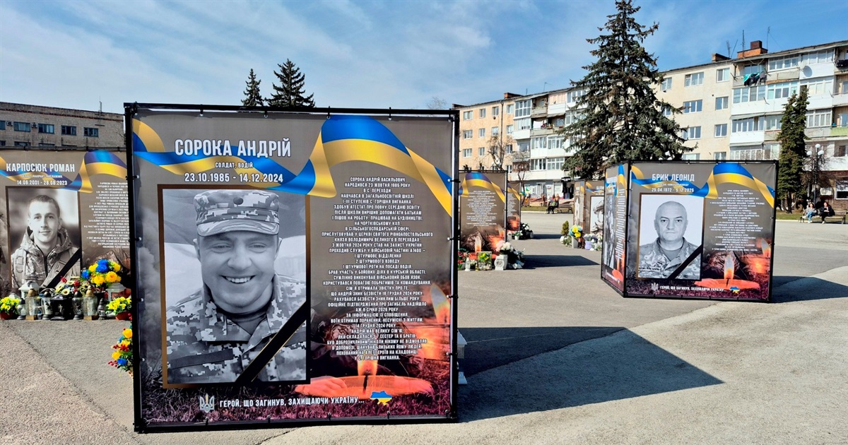 У Чорткові встановили два нових куби з портретами загиблих Героїв