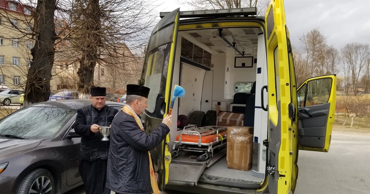 Реанімобіль з Бельгії – чортківським військовим на передову