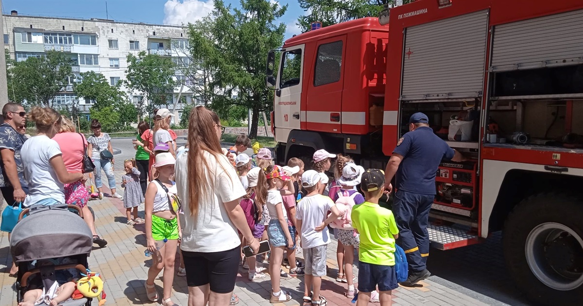Пожежна техніка і поліцейські машини біля Фортеці: дітям нагадали про основні правила безпеки